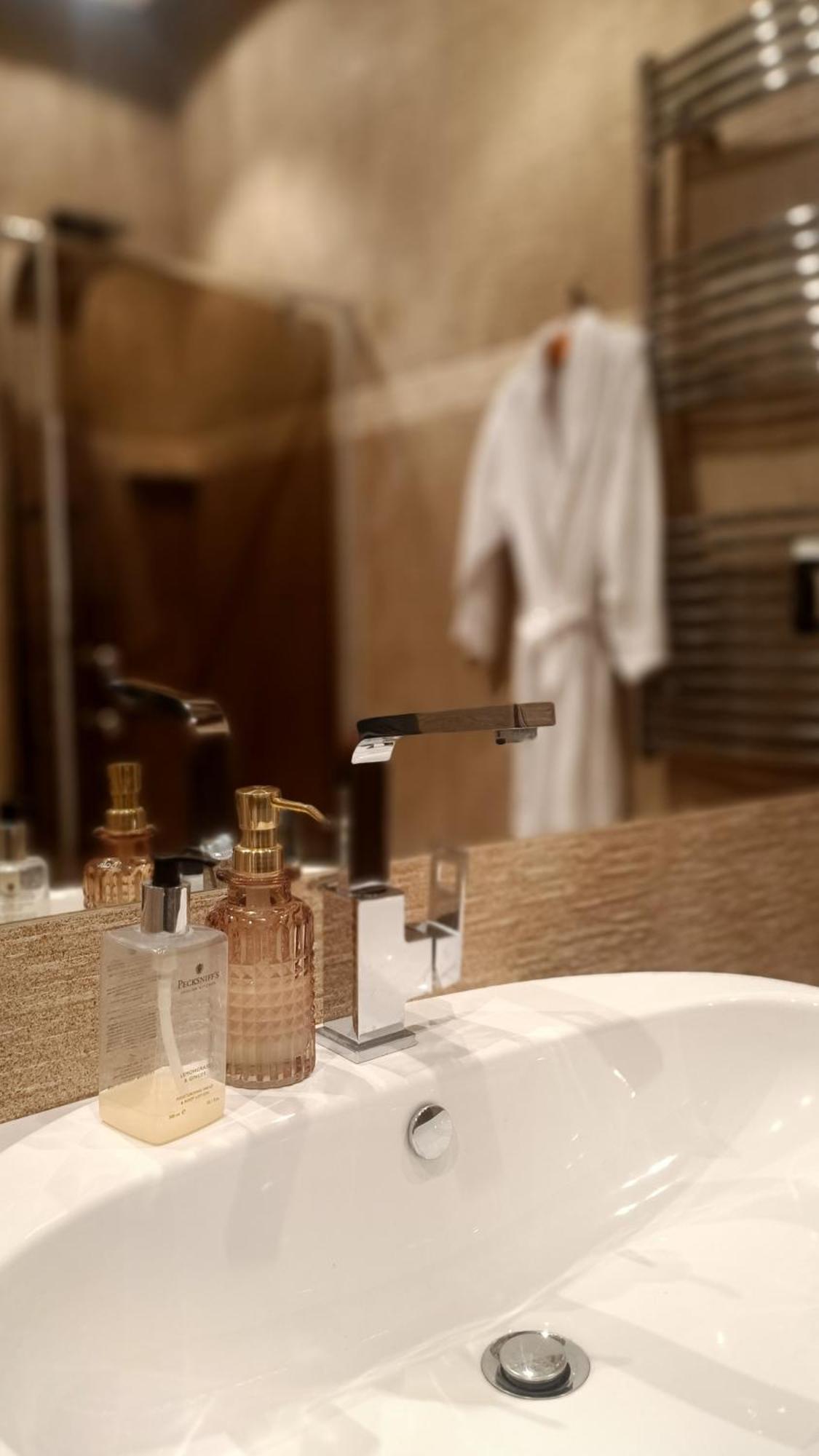 Luxury Room Well Located Czestochowa Bagian luar foto